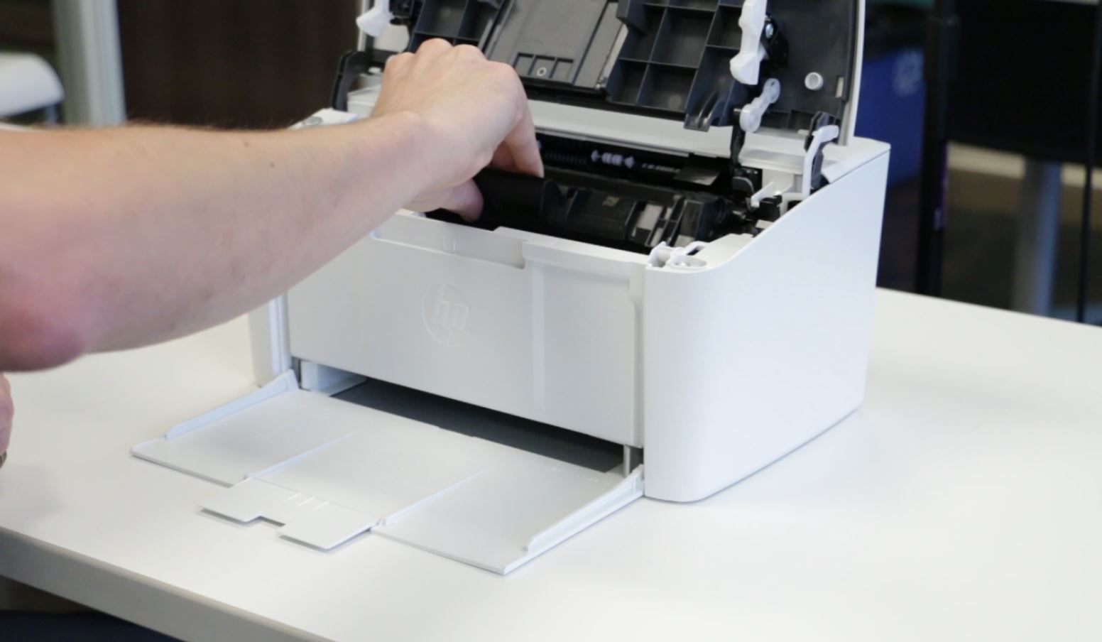 Перезаправляемые лазерные принтеры. Как вставить картридж в принтер.